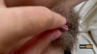 Il migliore amico del mio fidanzato riempie di sborra la mia figa pelosa.Dialoghi Italiano, Creampie